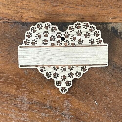 porte-clés gravé et coupé en bois coeur avec patte