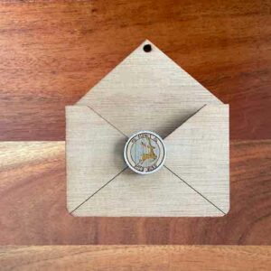 Enveloppe du père Noel en bois, parfaite pour une décoration de Noël magique.