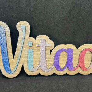 Plaque prénom vitae coupé et gravé, peint à la main