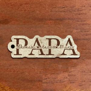 Porte-clés papa personnalisé : un cadeau unique gravé avec les prénoms des enfants, idéal pour ajouter une touche sentimentale aux clés de papa.