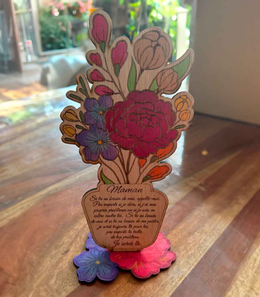 Plaque en bois debout avec bouquet de fleur gravé et découpé, plein à la main