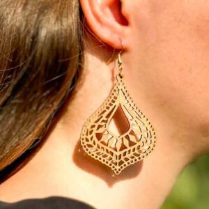 Boucles d'oreilles en bois avec symboles naturels et végétaux gravés