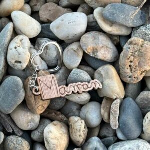 Porte-clés en bois gravé – cadeau personnalisé parent avec mot ou dessin d’enfant Ici maman