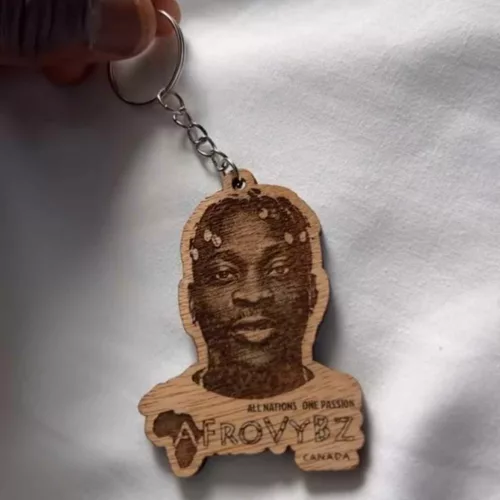 Loïc Reyel avec son porte-clé photo personnalisé