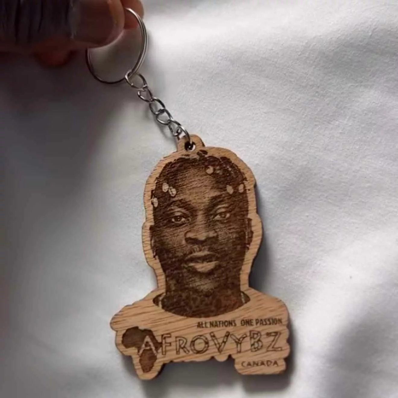 Loïc Reyel avec son porte-clé photo personnalisé