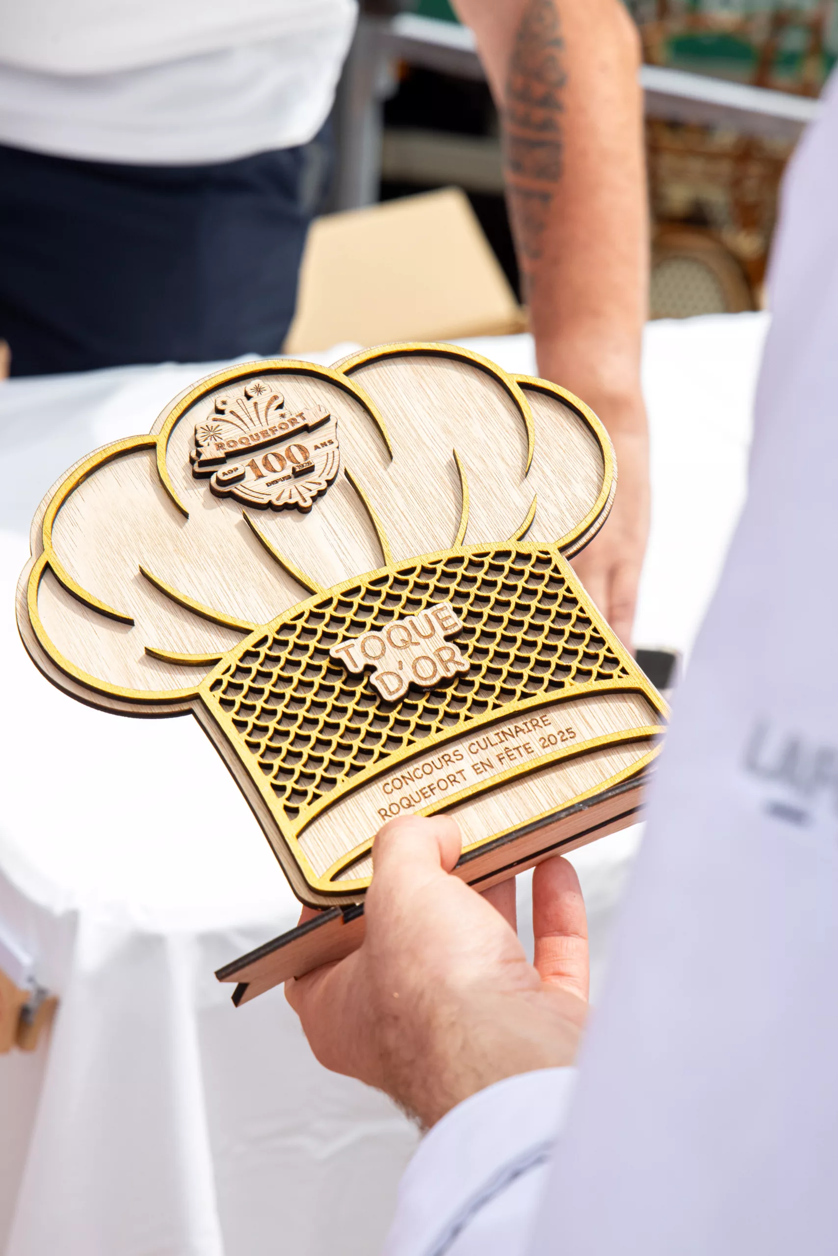 Trophée or en bois personnalisé