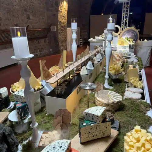 Viaduc de Millau en bois au milieu du buffet de fromage